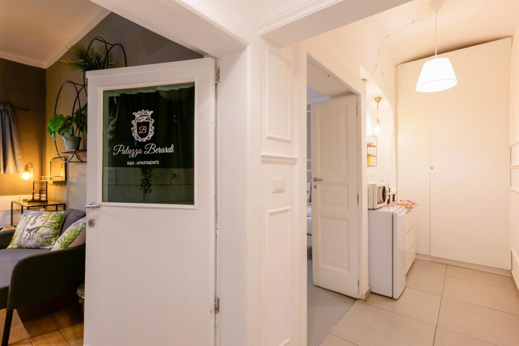 Palazzo Berardi Bed & Breakfast Таранто Екстериор снимка